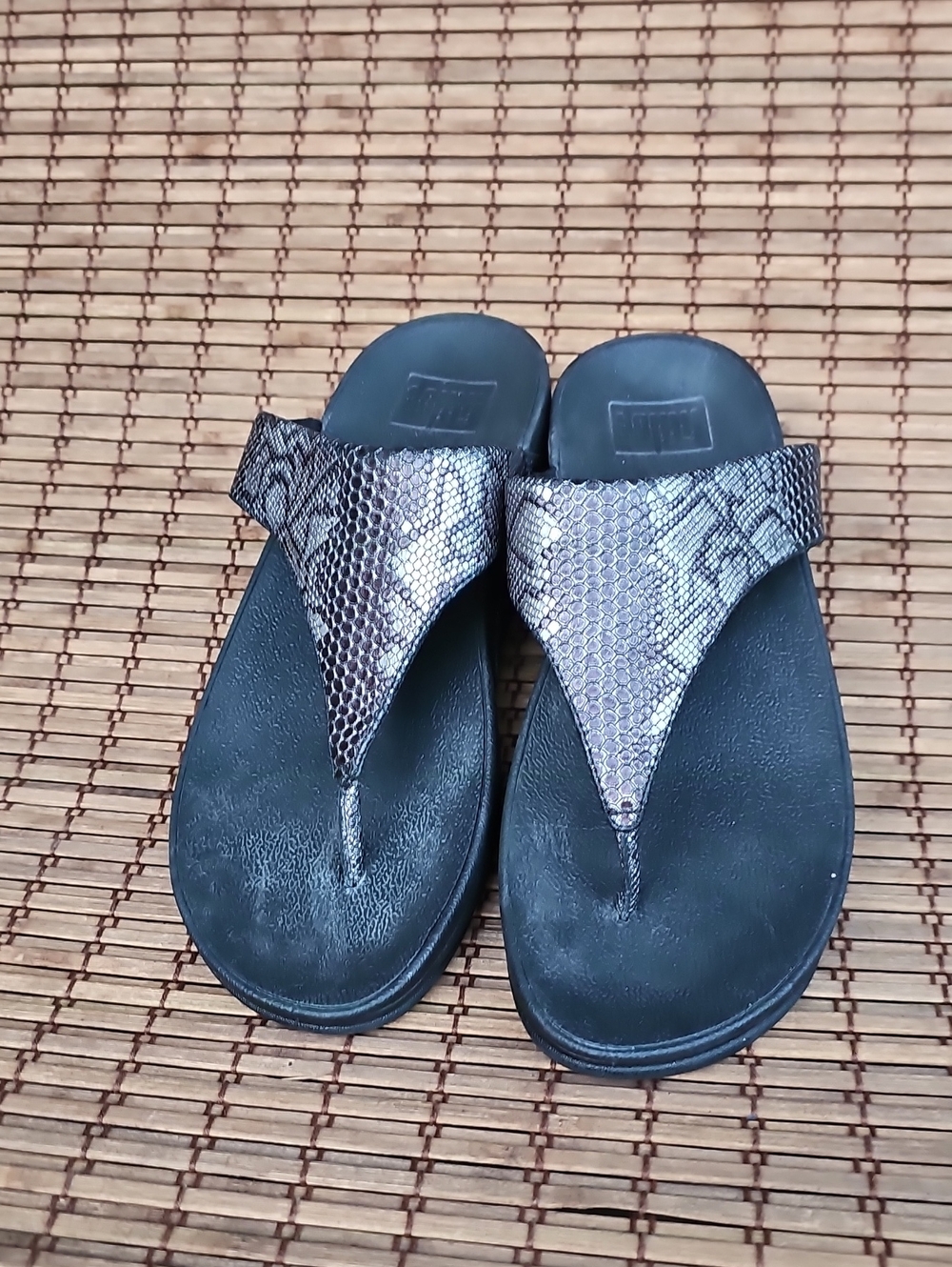 Fitflop Black Thong Sandals wedge Metallic Snake-Print Strap AJ
